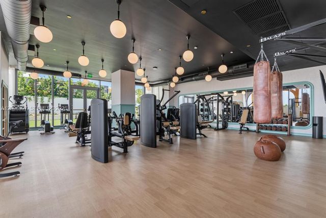 2700 NW 2 238, Miami, FL 33127