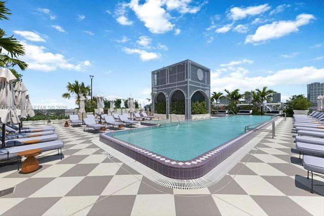 2700 NW 2 238, Miami, FL 33127