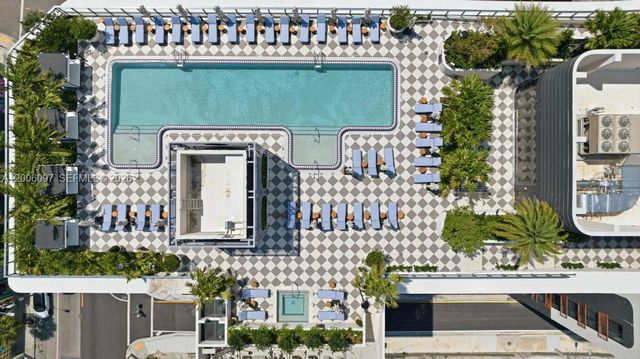 2700 NW 2 238, Miami, FL 33127