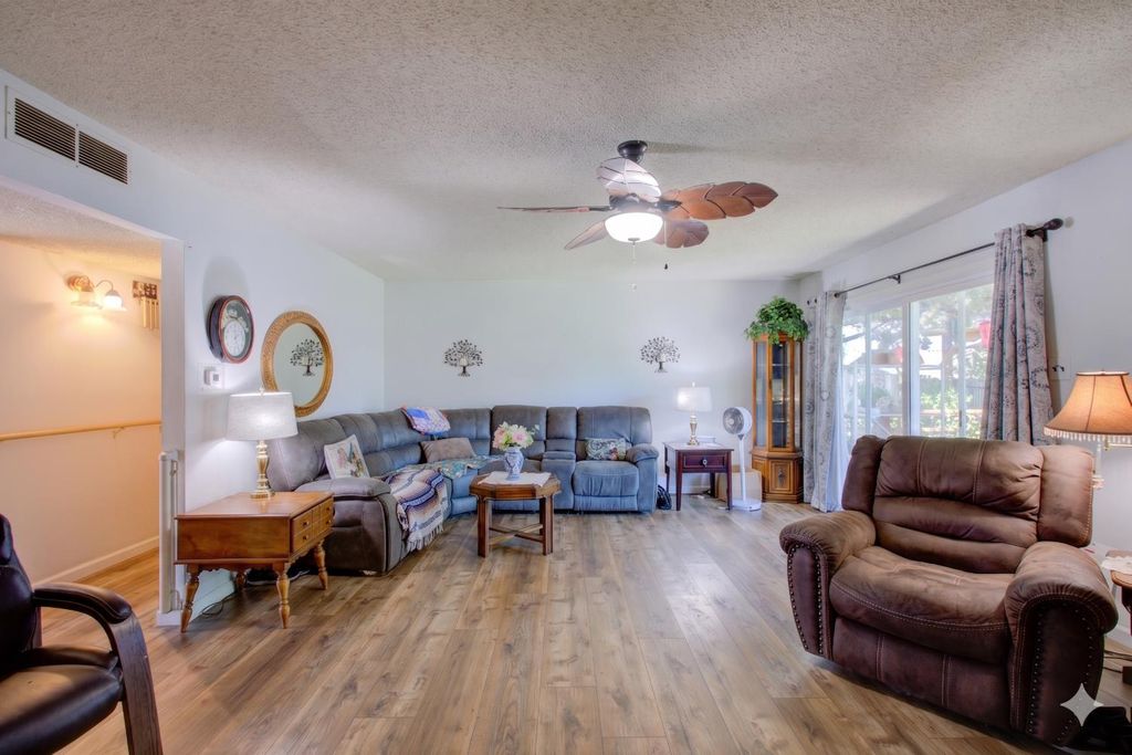Image 4 of property listing at 105 Gill Way, Chowchilla, CA 93610