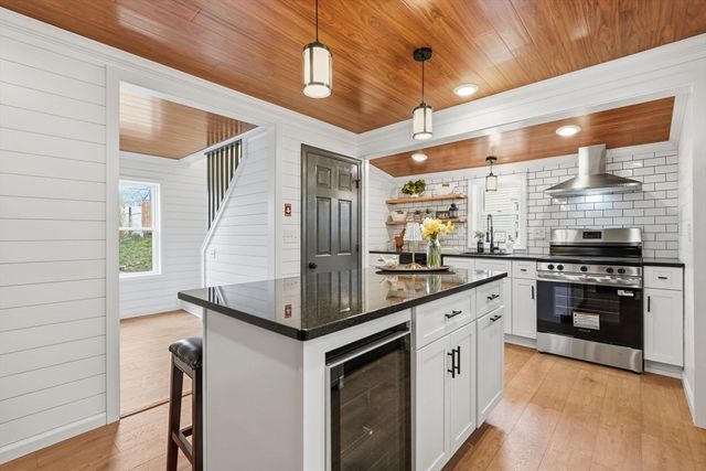39 Kings Ln, Springfield, MA 01109