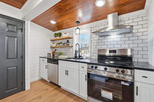 39 Kings Ln, Springfield, MA 01109