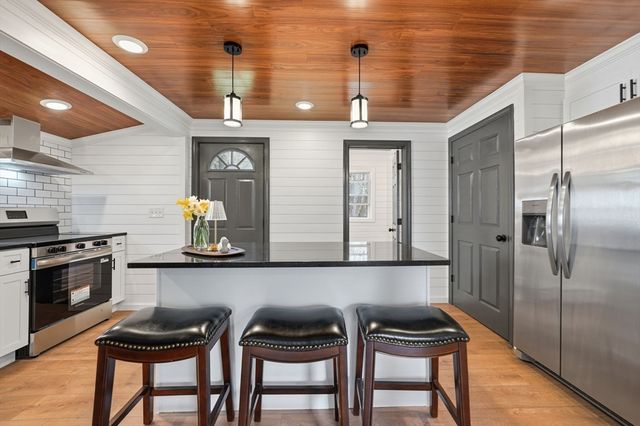 39 Kings Ln, Springfield, MA 01109