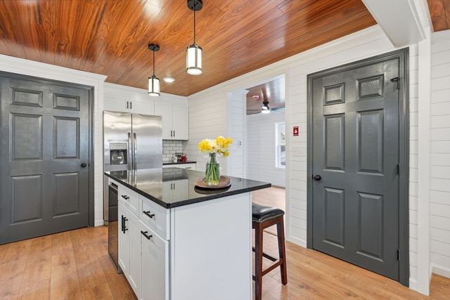 39 Kings Ln, Springfield, MA 01109