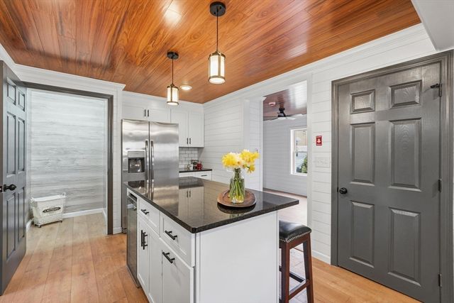 39 Kings Ln, Springfield, MA 01109