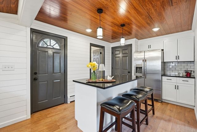 39 Kings Ln, Springfield, MA 01109