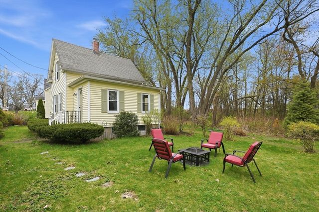 39 Kings Ln, Springfield, MA 01109