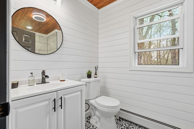 39 Kings Ln, Springfield, MA 01109