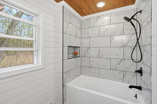 39 Kings Ln, Springfield, MA 01109