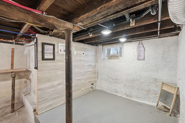 39 Kings Ln, Springfield, MA 01109