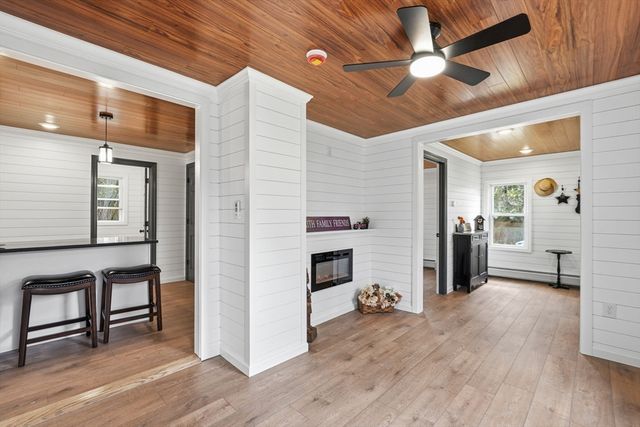 39 Kings Ln, Springfield, MA 01109