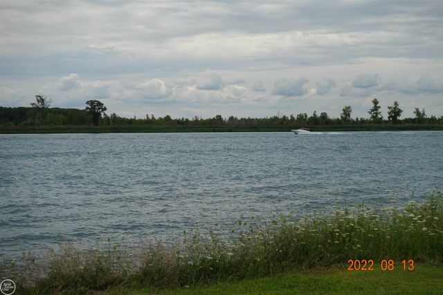 9450 S CHANNEL, Harsens Island, MI 48028