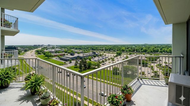 40 N Tower Road 16N, Oak Brook, IL 60523