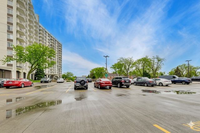 40 N Tower Road 16N, Oak Brook, IL 60523