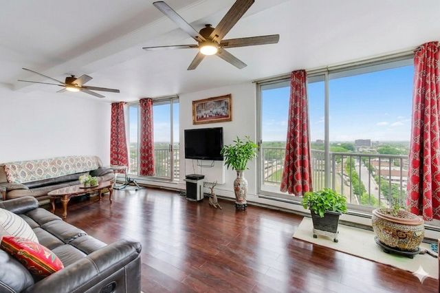 40 N Tower Road 16N, Oak Brook, IL 60523