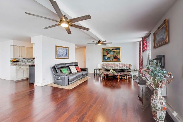 40 N Tower Road 16N, Oak Brook, IL 60523