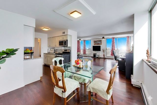 40 N Tower Road 16N, Oak Brook, IL 60523