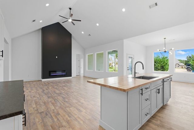 7452 Northwood Dr, Benton, AR 72019