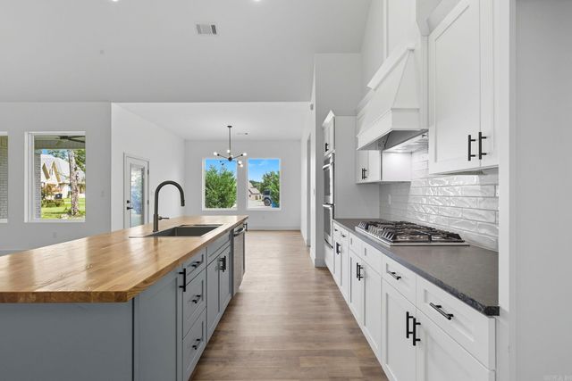 7452 Northwood Dr, Benton, AR 72019