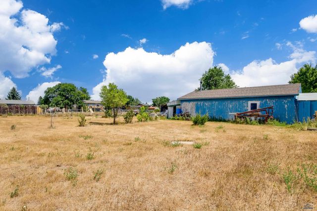 516 MEADOWLARK DR, Box Elder, SD 57719