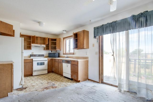 516 MEADOWLARK DR, Box Elder, SD 57719
