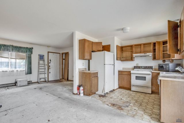 516 MEADOWLARK DR, Box Elder, SD 57719
