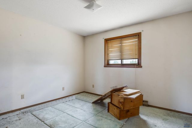 516 MEADOWLARK DR, Box Elder, SD 57719