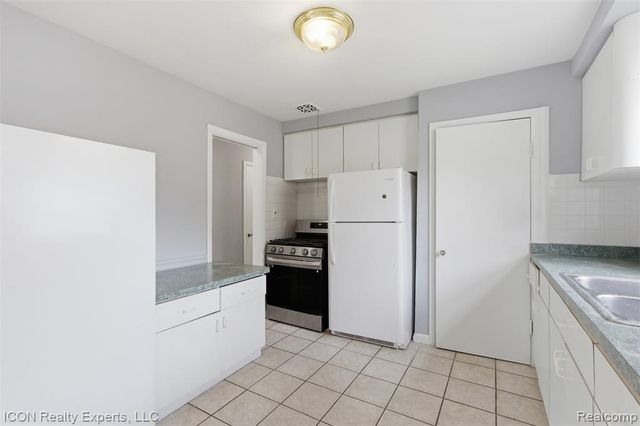 24351 Kipling Street, Oak Park, MI 48237