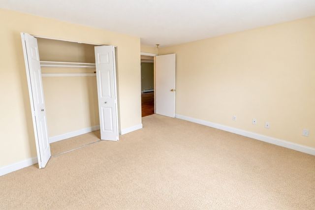 2320 Skyline Dr 18, Lowell, MA 01854