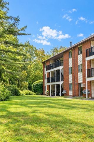 2320 Skyline Dr 18, Lowell, MA 01854