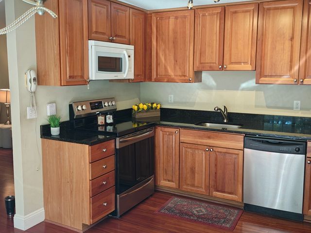 2320 Skyline Dr 18, Lowell, MA 01854