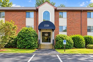 2320 Skyline Dr 18, Lowell, MA 01854