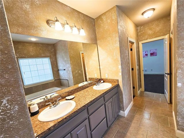 1300 Willow Bend Avenue, Bentonville, AR 72713