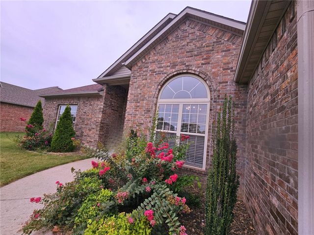 1300 Willow Bend Avenue, Bentonville, AR 72713