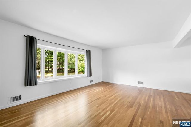 30 Smithfield Road, Waldwick, NJ 07463