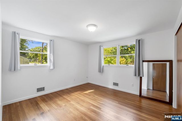 30 Smithfield Road, Waldwick, NJ 07463