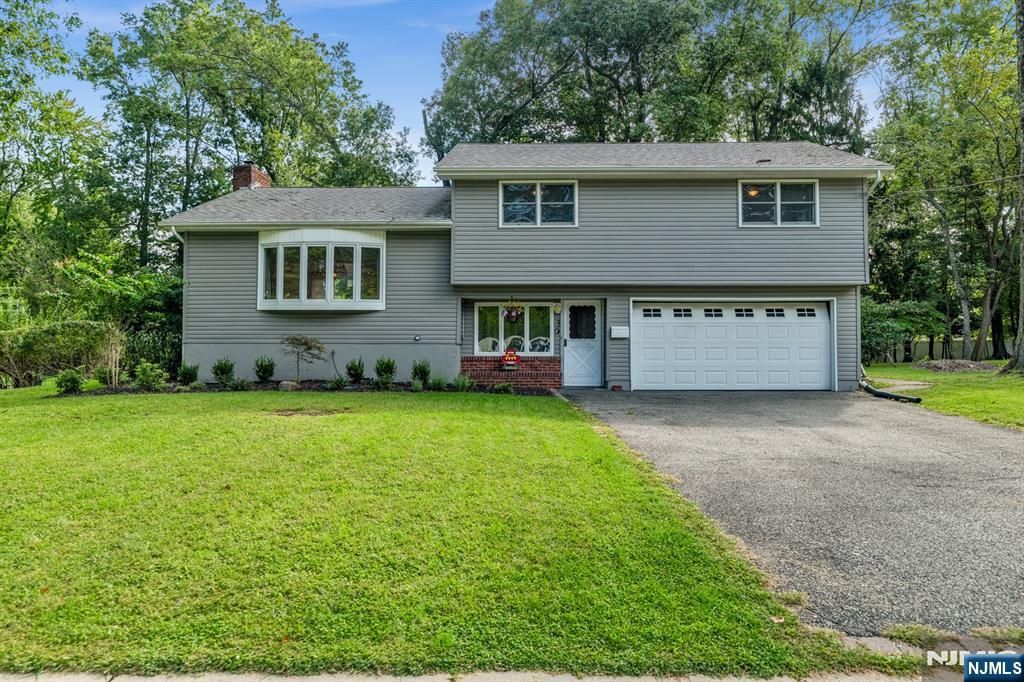 30 Smithfield Road, Waldwick, NJ 07463