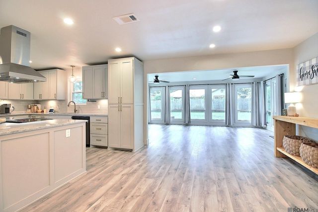 7964 Fairlane Dr, Denham Springs, LA 70726