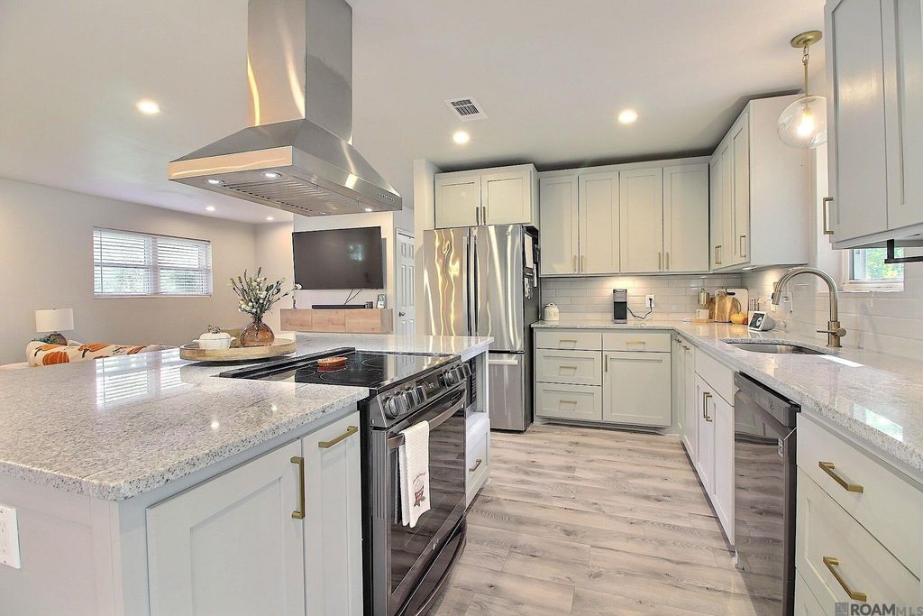 7964 Fairlane Dr, Denham Springs, LA 70726