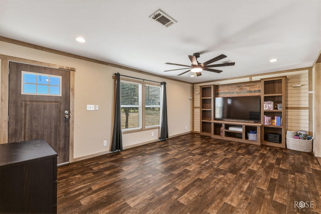 Image 6 of property listing at 10573 Glass Court Road, San Angelo, TX 76901