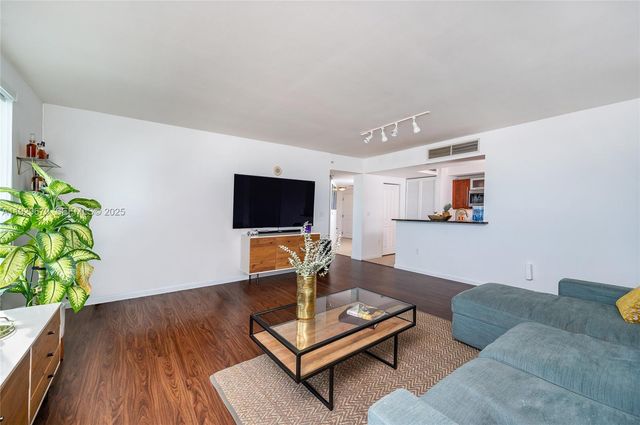 7350 SW 89th St 1702S, Miami, FL 33156