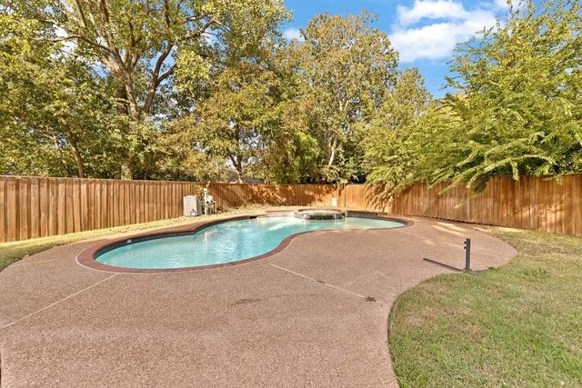 2505 Classic Court W, Bedford, TX 76021