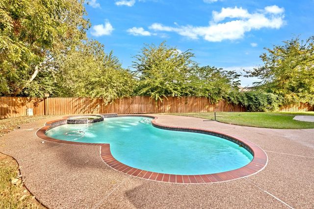 2505 Classic Court W, Bedford, TX 76021