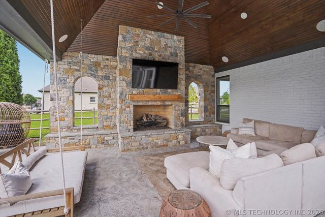 6372 N Wildwood Lane, Owasso, OK 74055