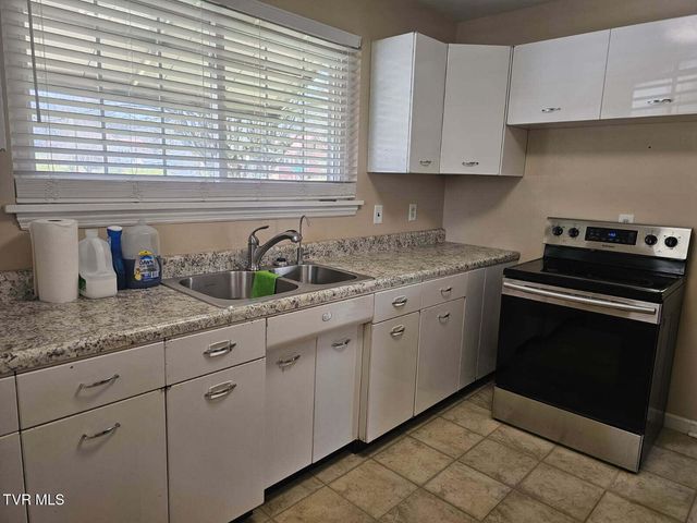 612 Oakwood Avenue, Pennington Gap, VA 24277