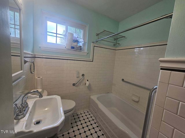 612 Oakwood Avenue, Pennington Gap, VA 24277