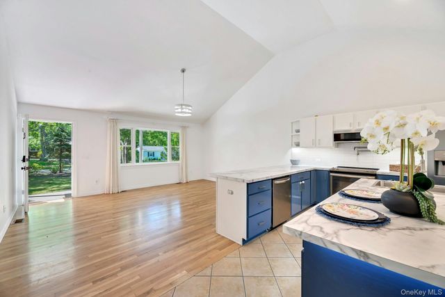46 Sherwood Road, Hampton Bays, NY 11946