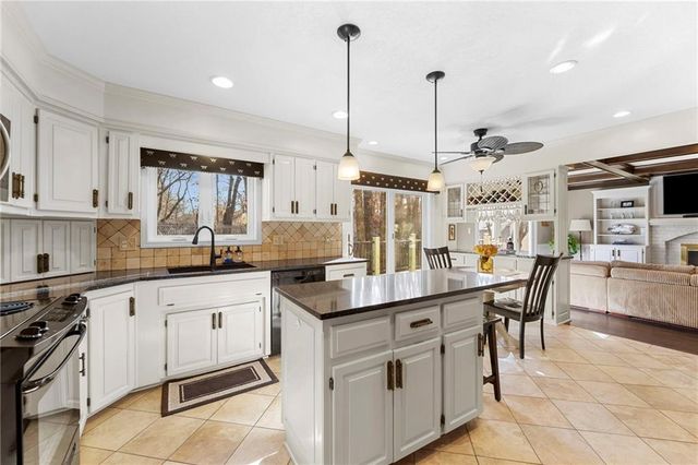 8041 Acuff Lane, Lenexa, KS 66215