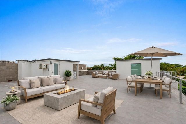 3800 Crayton Road, Naples, FL 34103