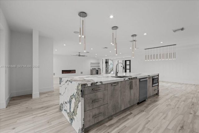 3800 Crayton Road, Naples, FL 34103